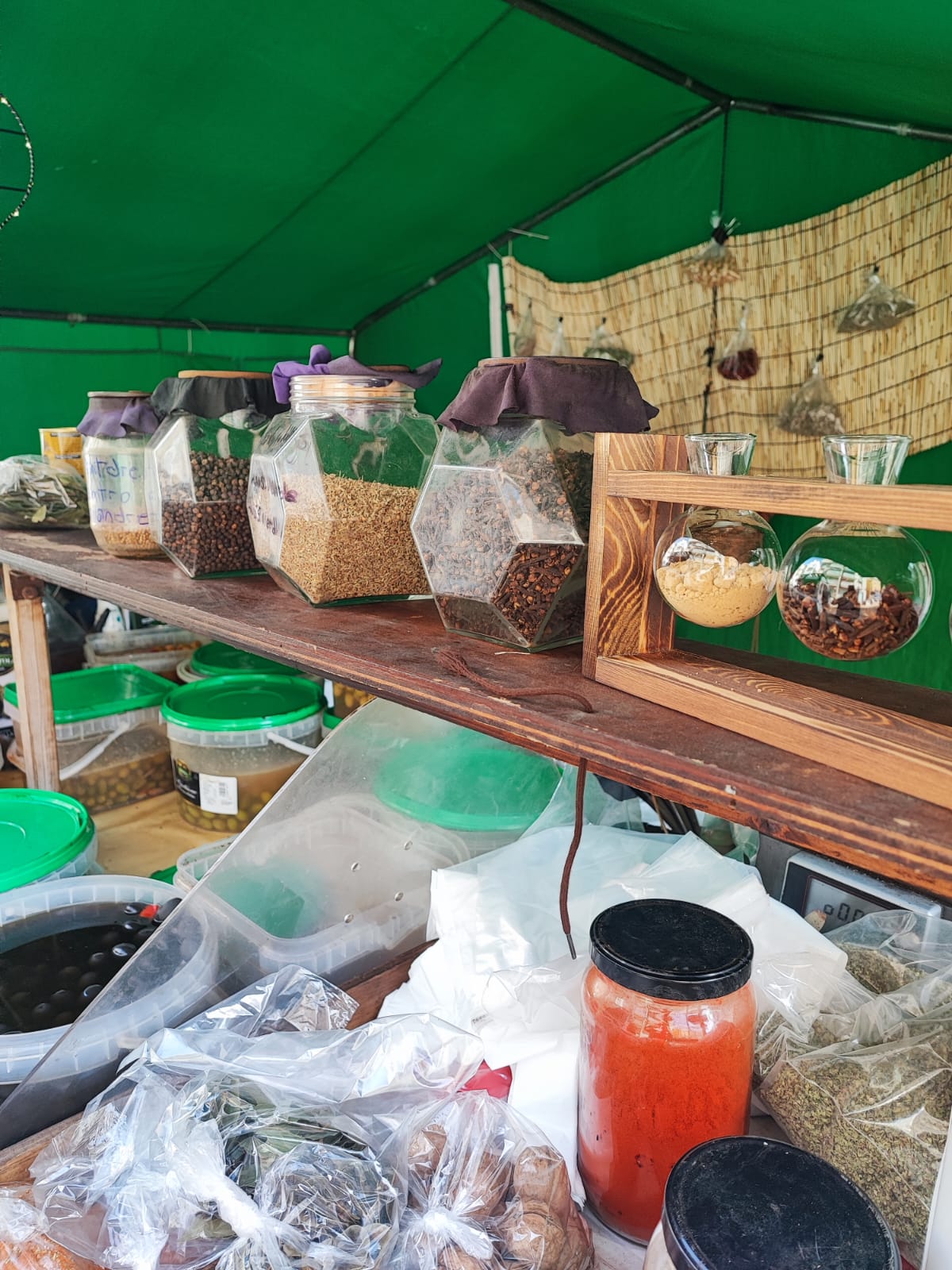 Vista frontal de la parada de olivas con productos expuestos en el mercado de Blanes