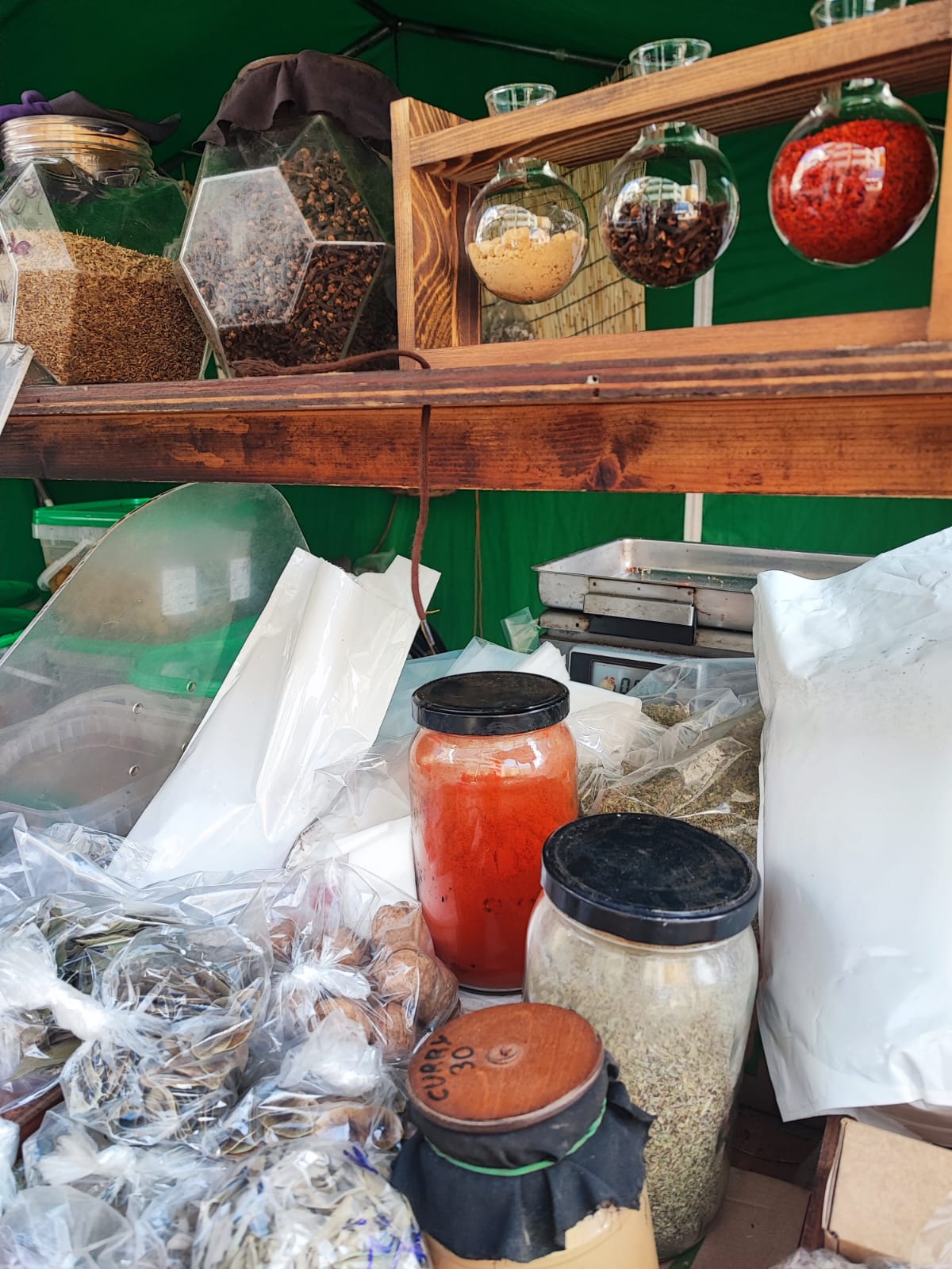 Variedad de olivas premium andaluzas en la parada de Blanes