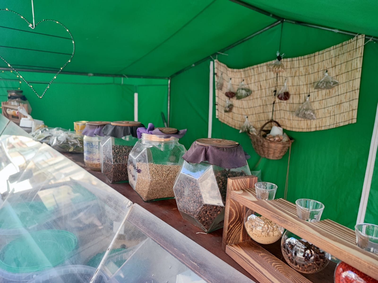 Encurtidos y aceitunas artesanales en parada ambulante de Blanes