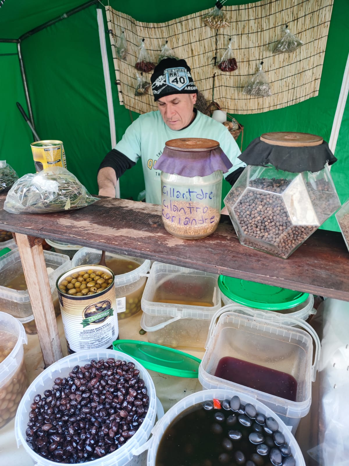 Hierbas aromáticas y especias naturales en parada de productos ibéricos