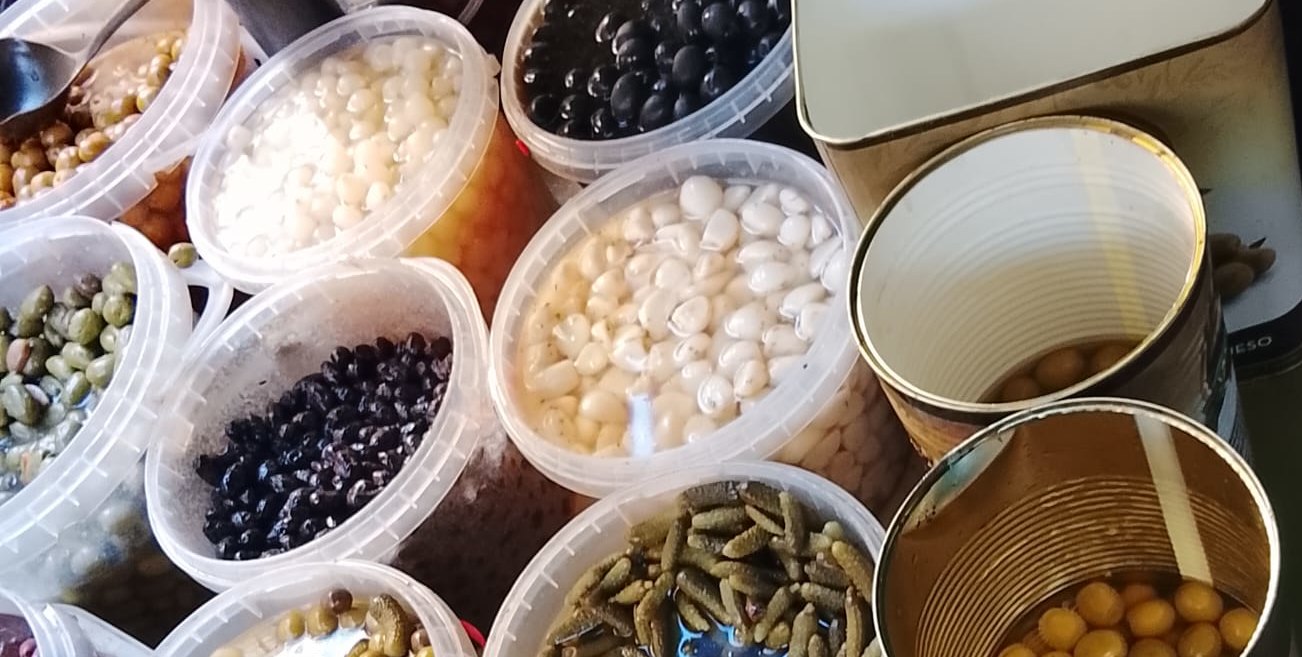 Parada tradicional de olivas en mercado de Blanes - 60 años de tradición