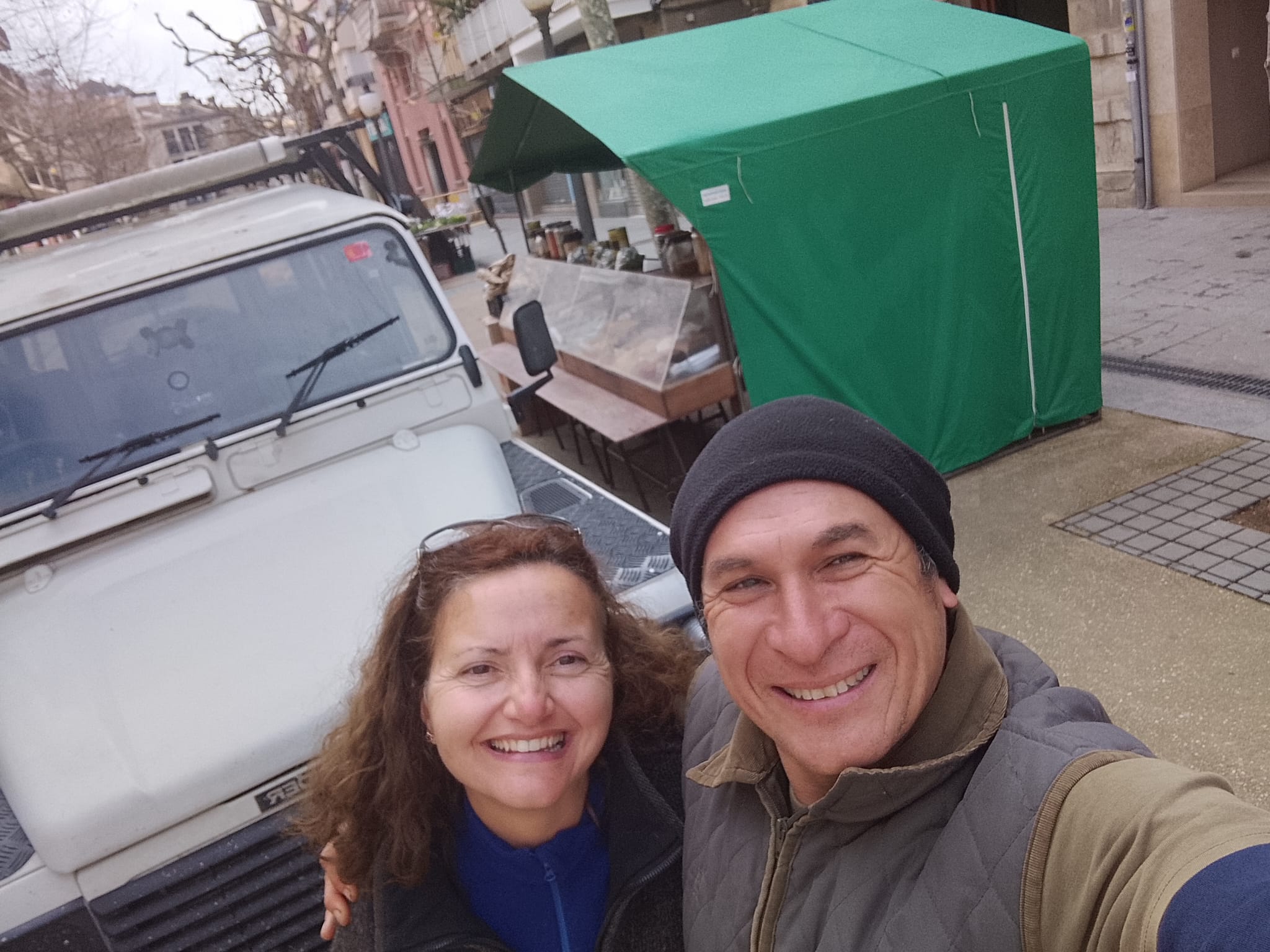 Lucho y Griselda, propietarios de la parada de olivas en Blanes